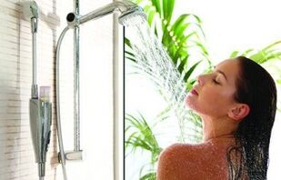 É posible tomar unha ducha contrastante á enfermidade